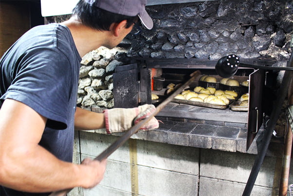 bakery-08 石窯でパンを焼いています